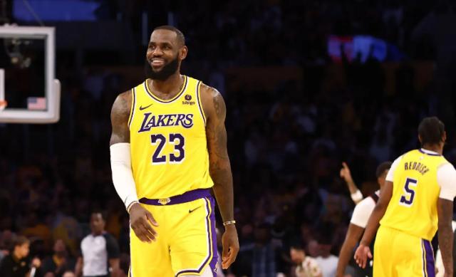 kaiyun-关键时刻之王！38岁詹皇第21个赛季联盟最老更狠辣