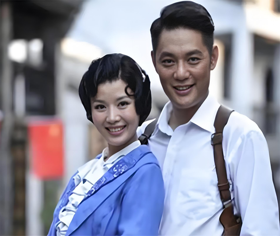 开云体育入口-49岁程愫近况曝光！与傅程鹏离婚已9年，如今与15岁儿子相依为命